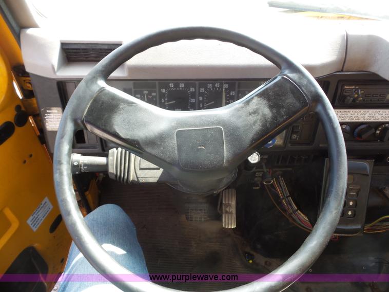 image for item L2868 1999 International 4900 dump truck