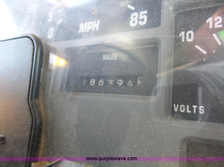 image for item L2868 1999 International 4900 dump truck