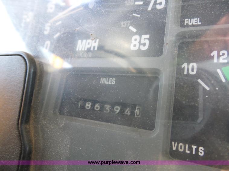 image for item L2868 1999 International 4900 dump truck