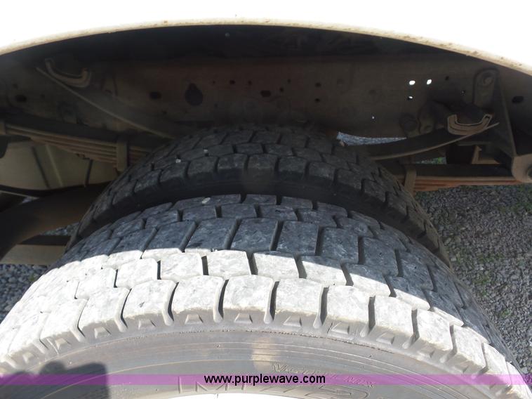 image for item L2872 2002 Ford F550 bucket truck