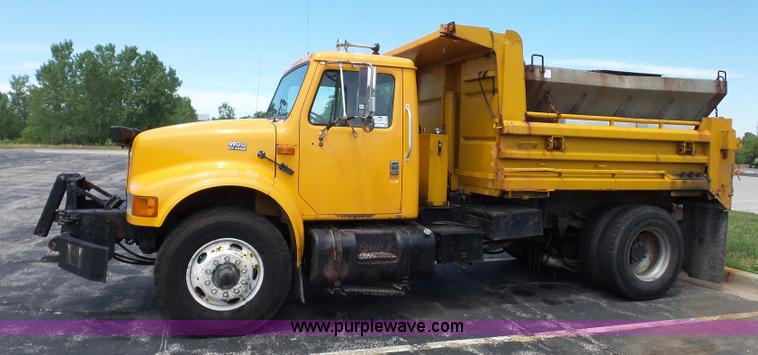 image for item L2892 2002 International 4900 dump truck