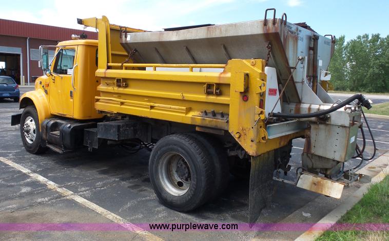 image for item L2892 2002 International 4900 dump truck