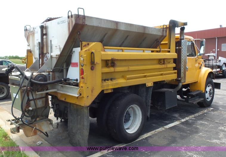 image for item L2892 2002 International 4900 dump truck