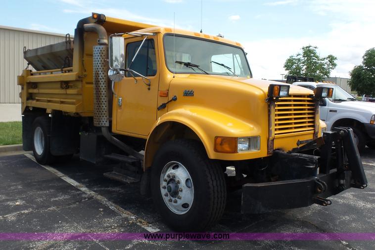 image for item L2892 2002 International 4900 dump truck