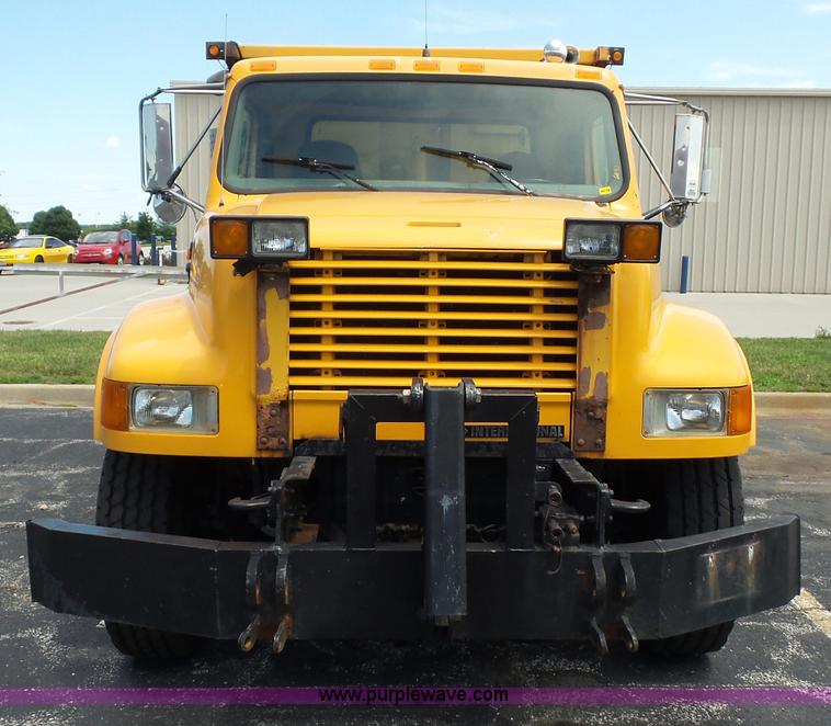 image for item L2892 2002 International 4900 dump truck
