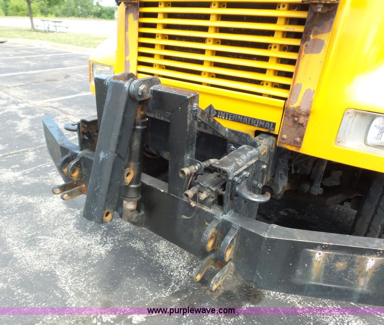 image for item L2892 2002 International 4900 dump truck