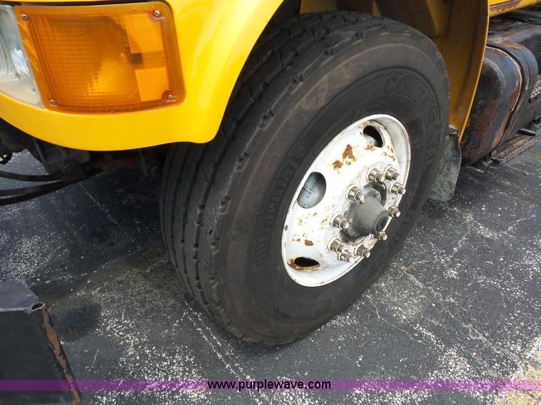 image for item L2892 2002 International 4900 dump truck