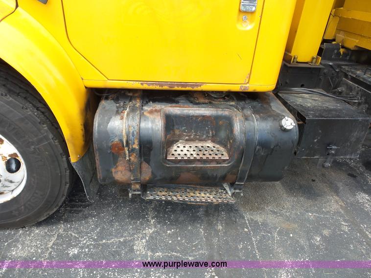 image for item L2892 2002 International 4900 dump truck