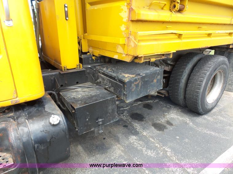 image for item L2892 2002 International 4900 dump truck