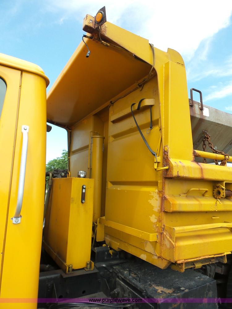 image for item L2892 2002 International 4900 dump truck