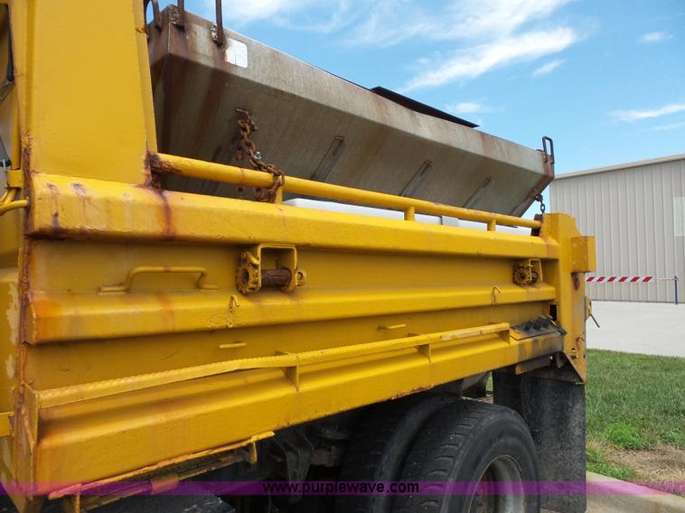 image for item L2892 2002 International 4900 dump truck