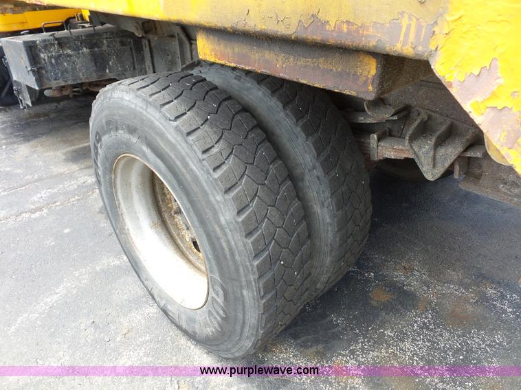 image for item L2892 2002 International 4900 dump truck