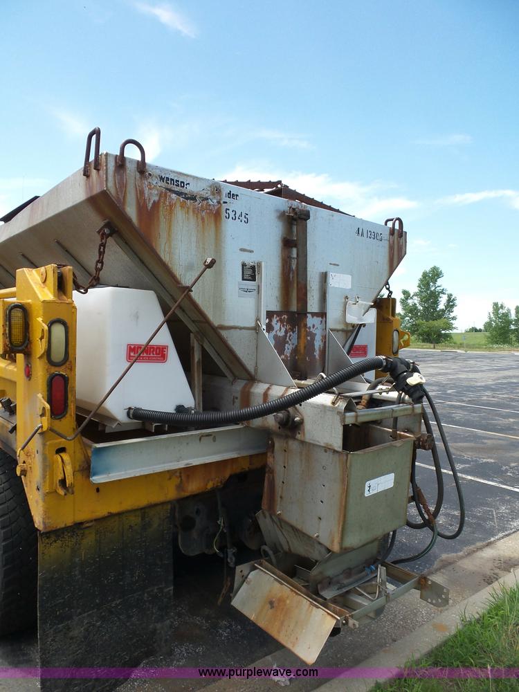 image for item L2892 2002 International 4900 dump truck