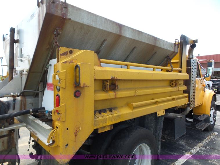 image for item L2892 2002 International 4900 dump truck