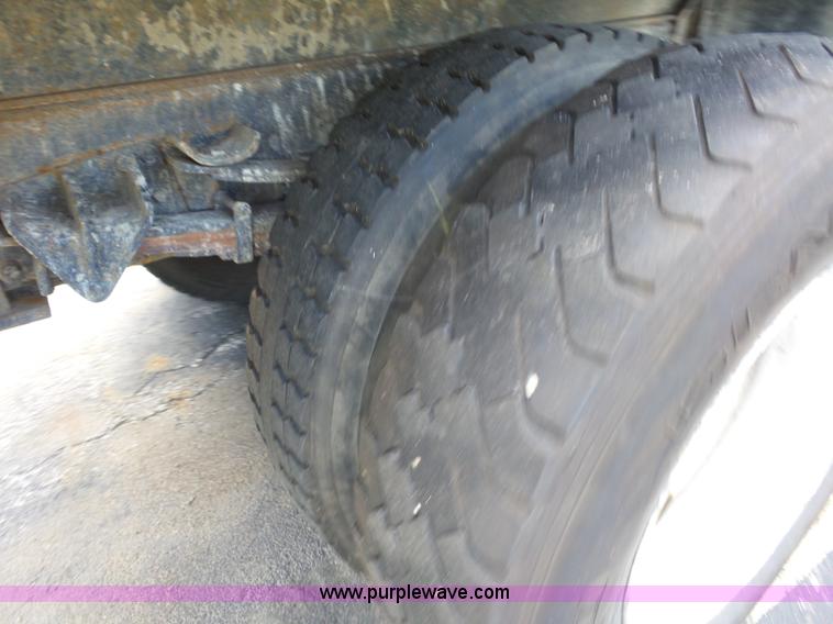 image for item L2892 2002 International 4900 dump truck