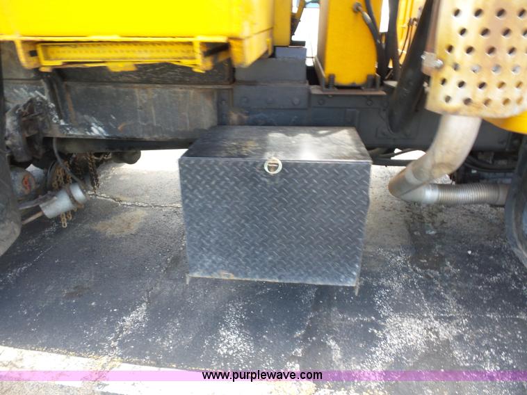 image for item L2892 2002 International 4900 dump truck