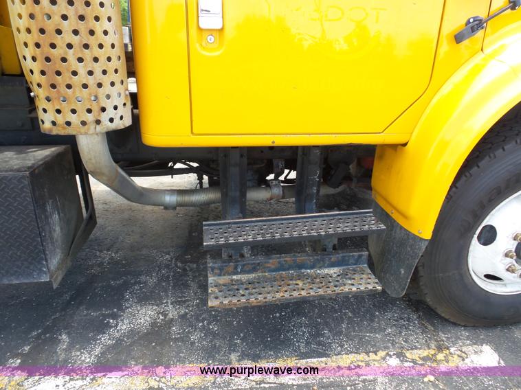 image for item L2892 2002 International 4900 dump truck