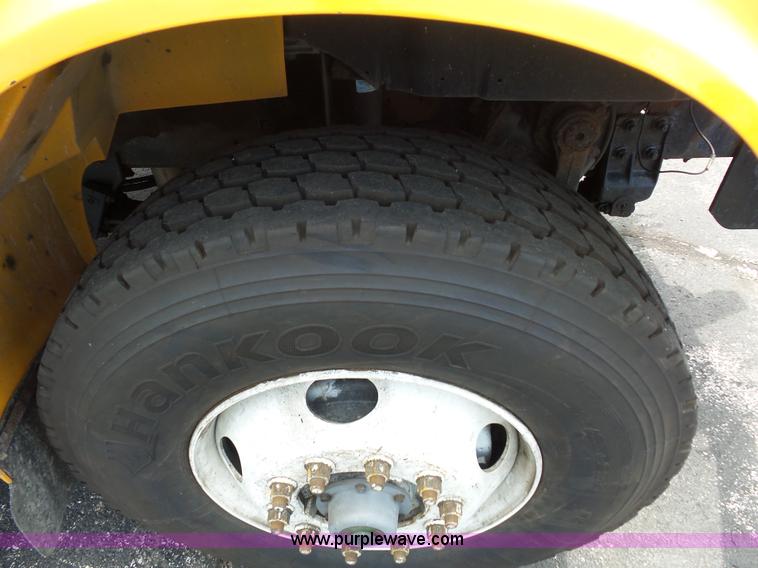 image for item L2892 2002 International 4900 dump truck