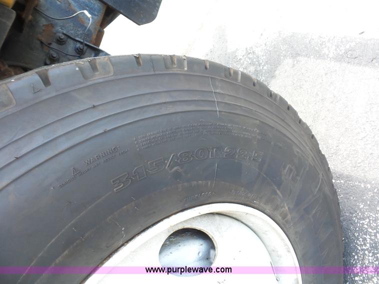 image for item L2892 2002 International 4900 dump truck