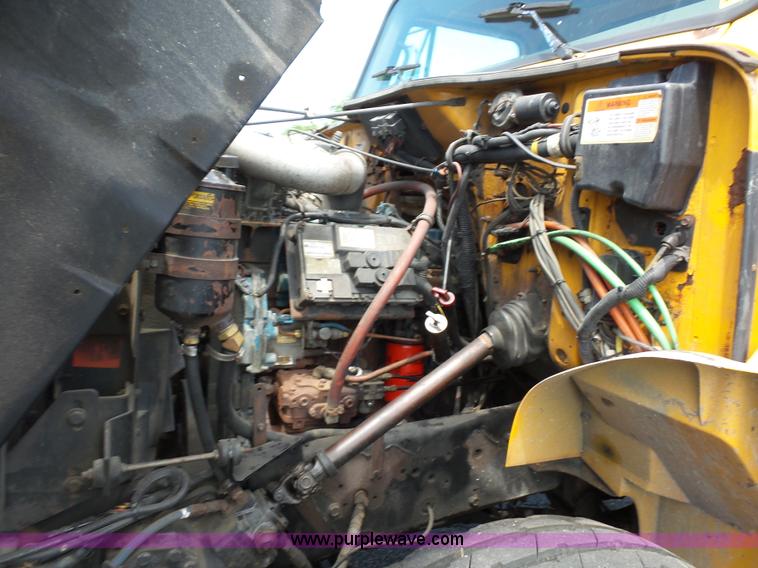 image for item L2892 2002 International 4900 dump truck