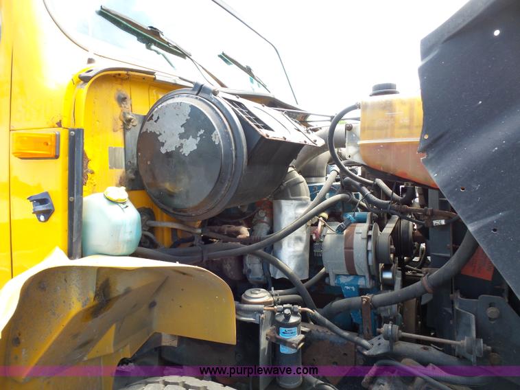 image for item L2892 2002 International 4900 dump truck