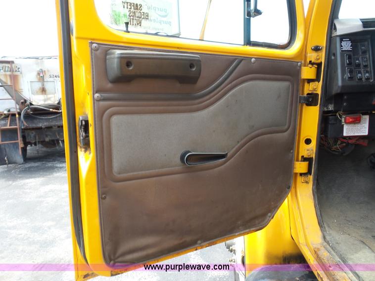 image for item L2892 2002 International 4900 dump truck