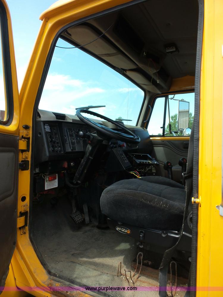 image for item L2892 2002 International 4900 dump truck