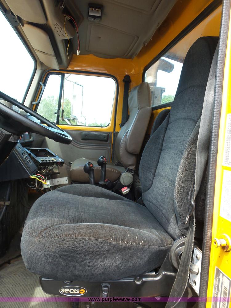 image for item L2892 2002 International 4900 dump truck