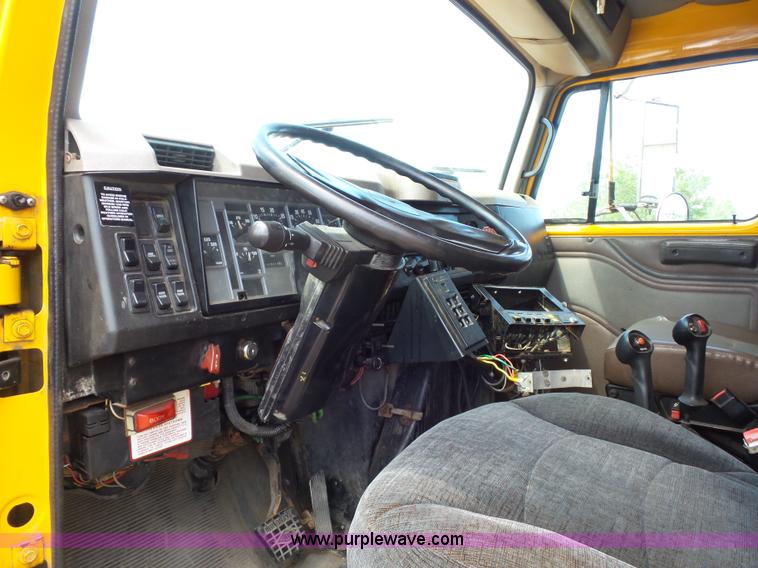 image for item L2892 2002 International 4900 dump truck