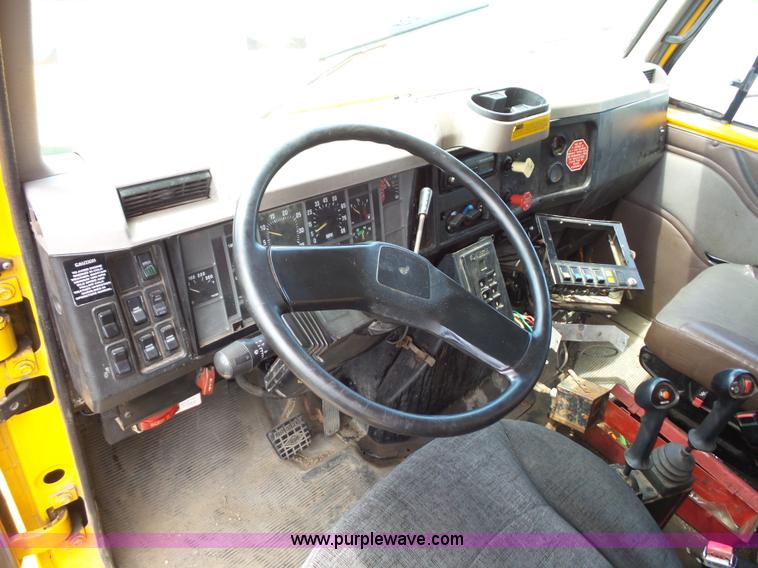 image for item L2892 2002 International 4900 dump truck