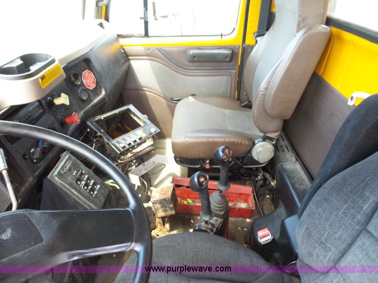 image for item L2892 2002 International 4900 dump truck