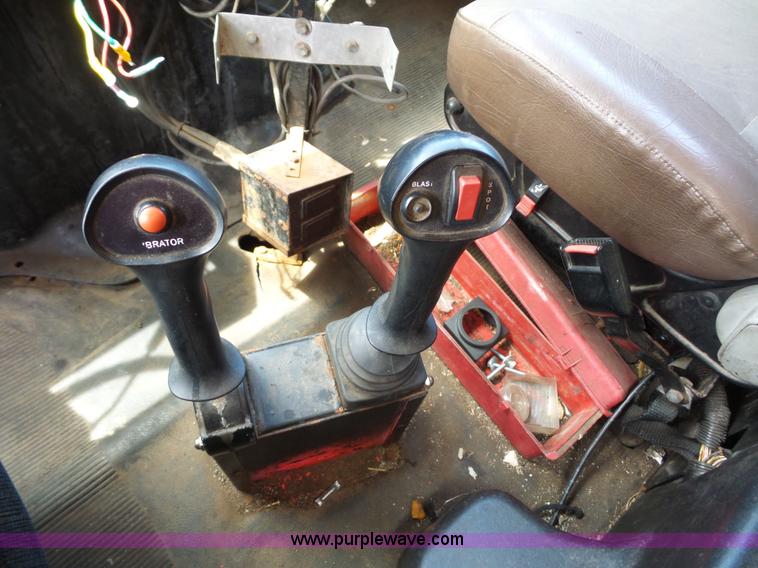 image for item L2892 2002 International 4900 dump truck