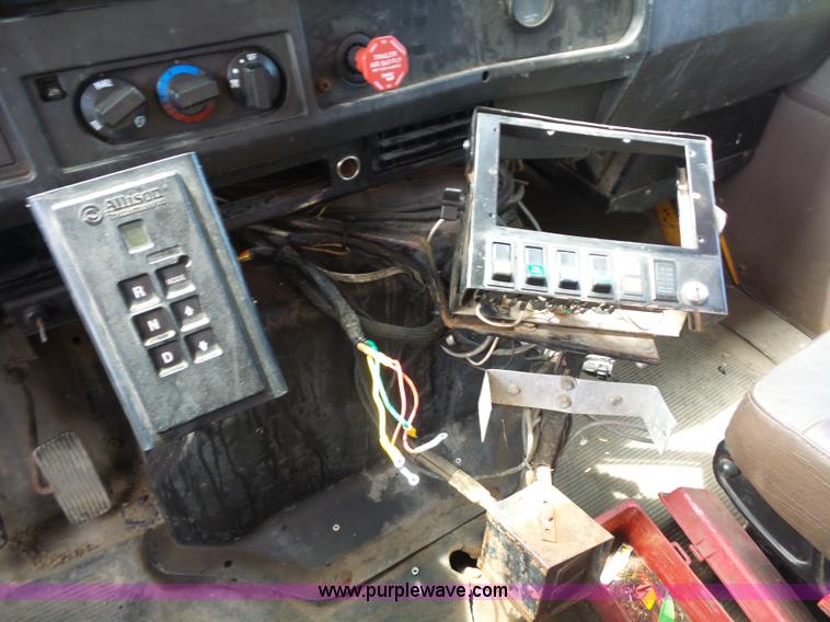 image for item L2892 2002 International 4900 dump truck