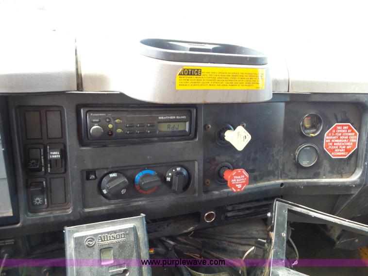 image for item L2892 2002 International 4900 dump truck