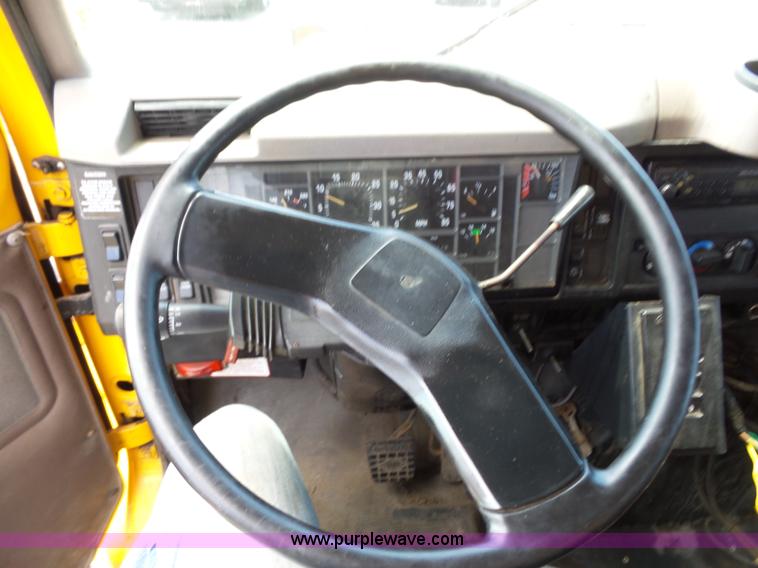 image for item L2892 2002 International 4900 dump truck