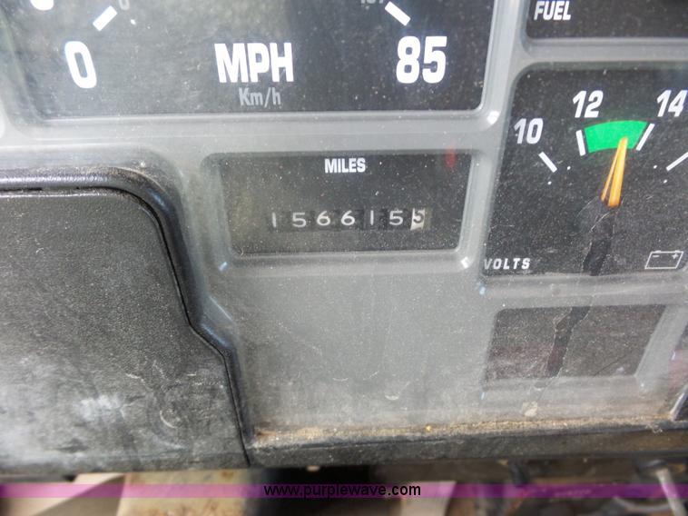 image for item L2892 2002 International 4900 dump truck