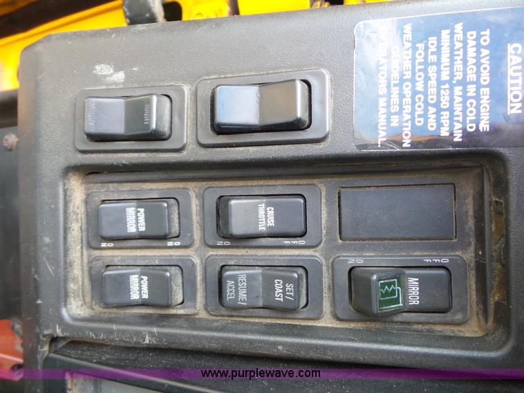 image for item L2892 2002 International 4900 dump truck