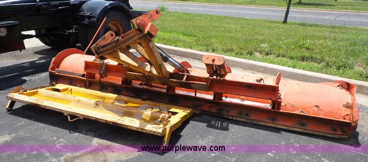 image for item L2892 2002 International 4900 dump truck