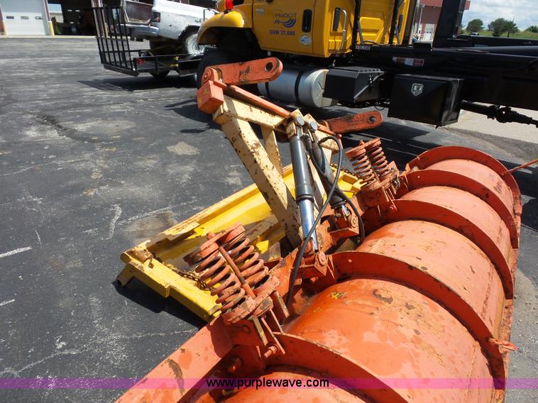 image for item L2892 2002 International 4900 dump truck