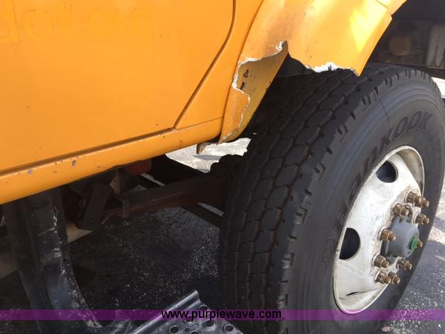 image for item L2892 2002 International 4900 dump truck