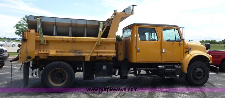 image for item L2893 2001 International 4900 dump truck