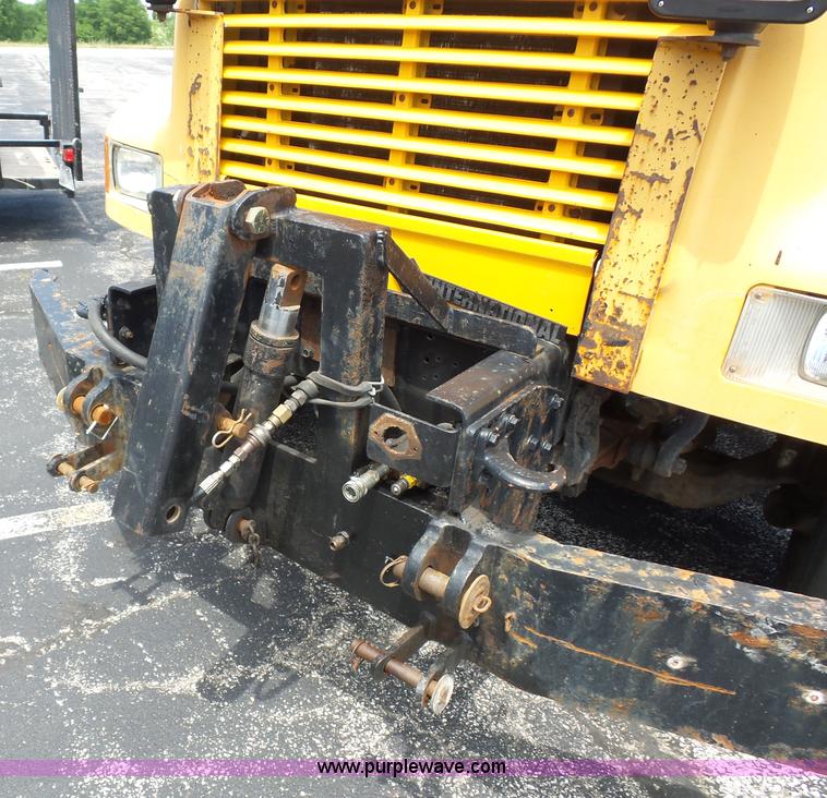 image for item L2893 2001 International 4900 dump truck