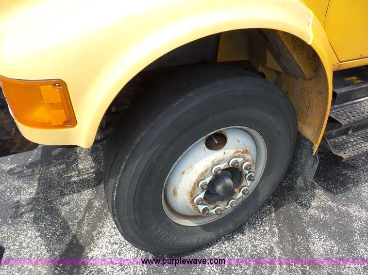 image for item L2893 2001 International 4900 dump truck