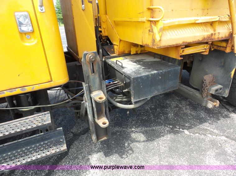 image for item L2893 2001 International 4900 dump truck