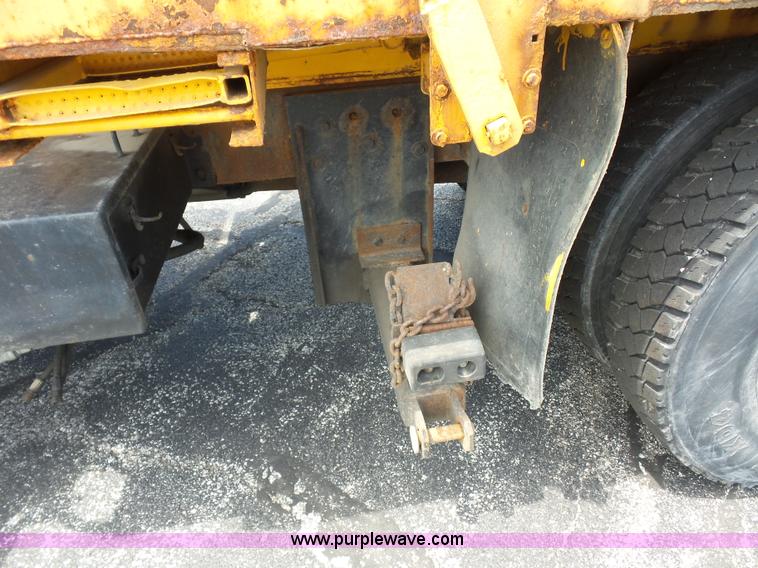 image for item L2893 2001 International 4900 dump truck