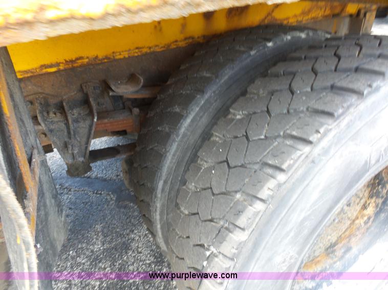 image for item L2893 2001 International 4900 dump truck