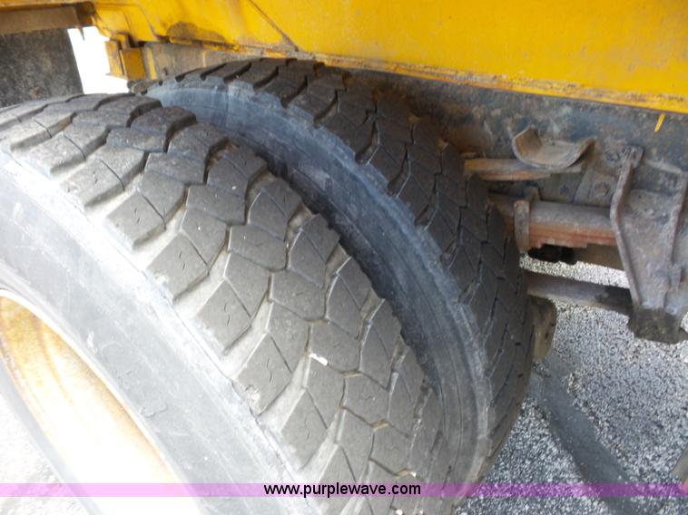 image for item L2893 2001 International 4900 dump truck