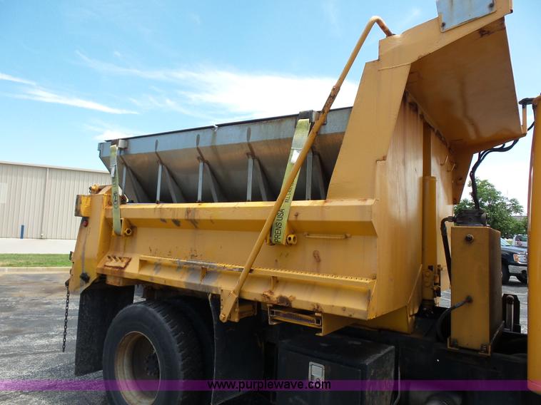 image for item L2893 2001 International 4900 dump truck