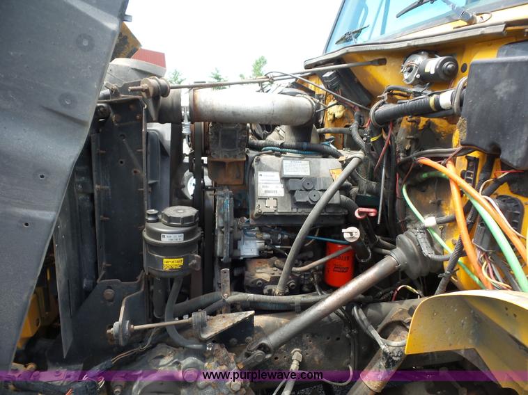 image for item L2893 2001 International 4900 dump truck