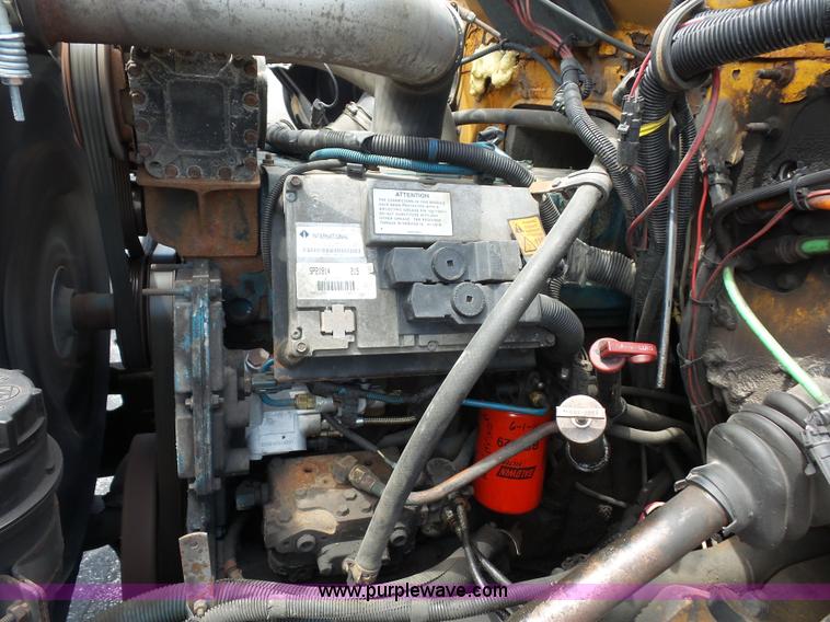 image for item L2893 2001 International 4900 dump truck